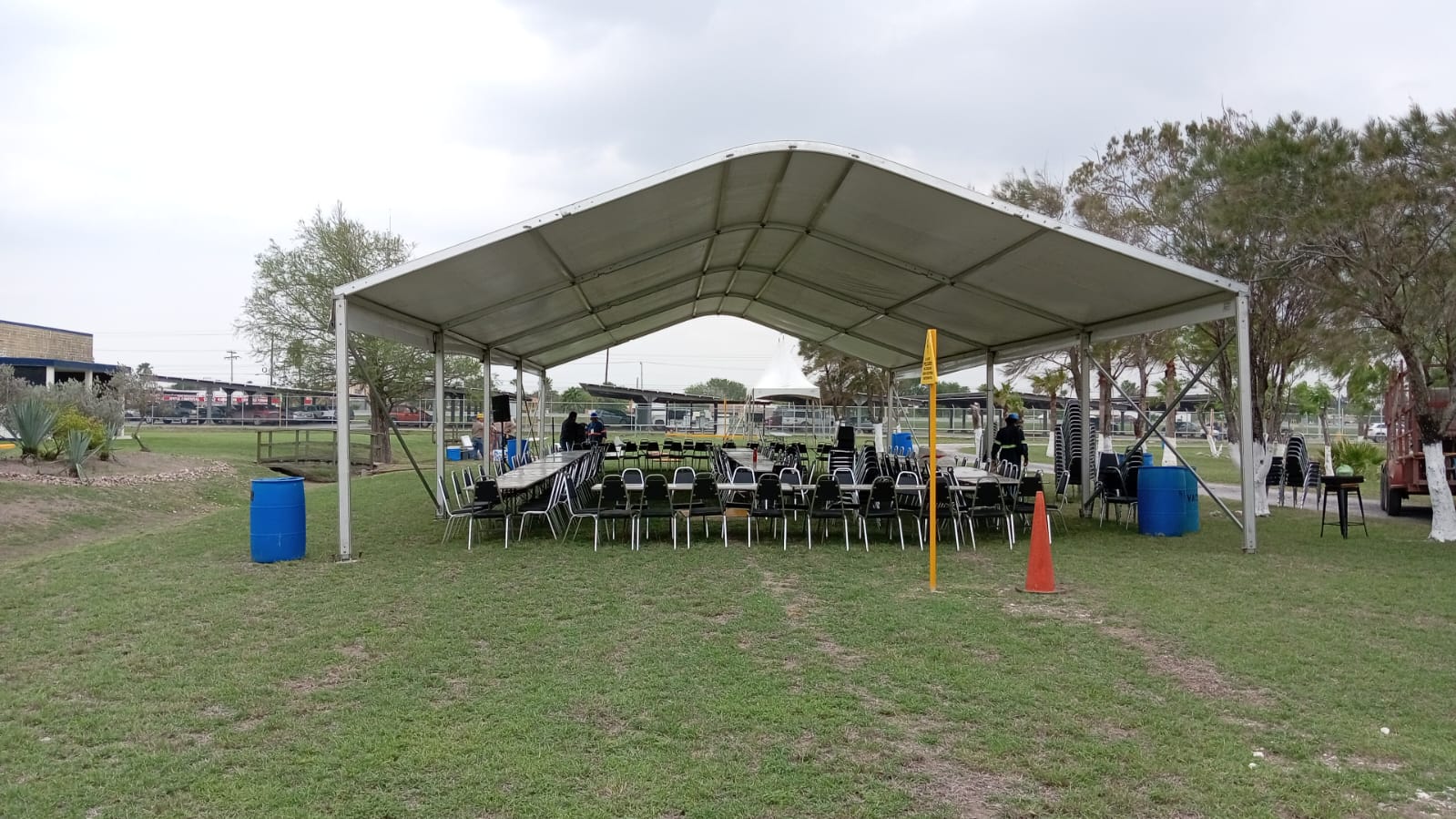 Carpa para comedor industrial al aire libre