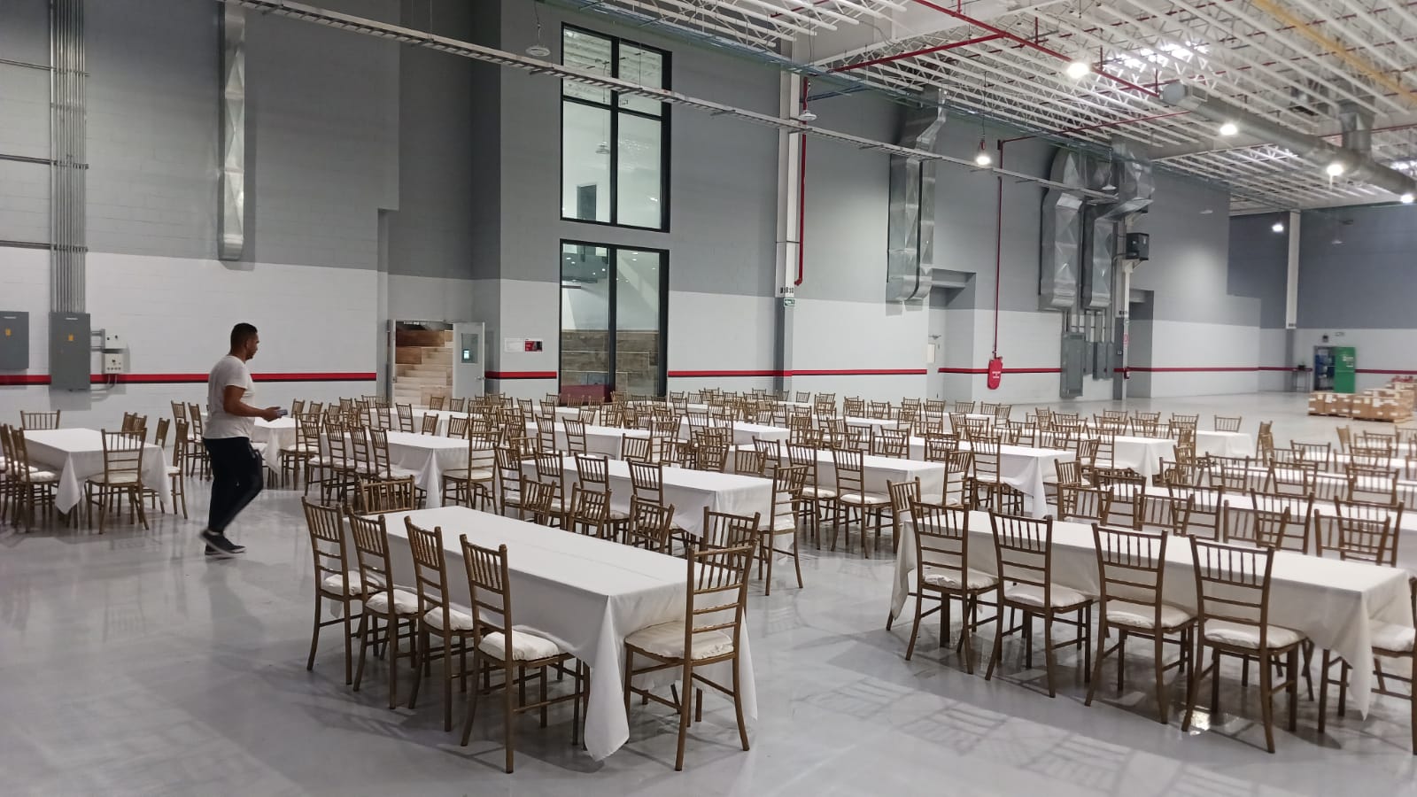 Comedor industrial con sillas chiavari