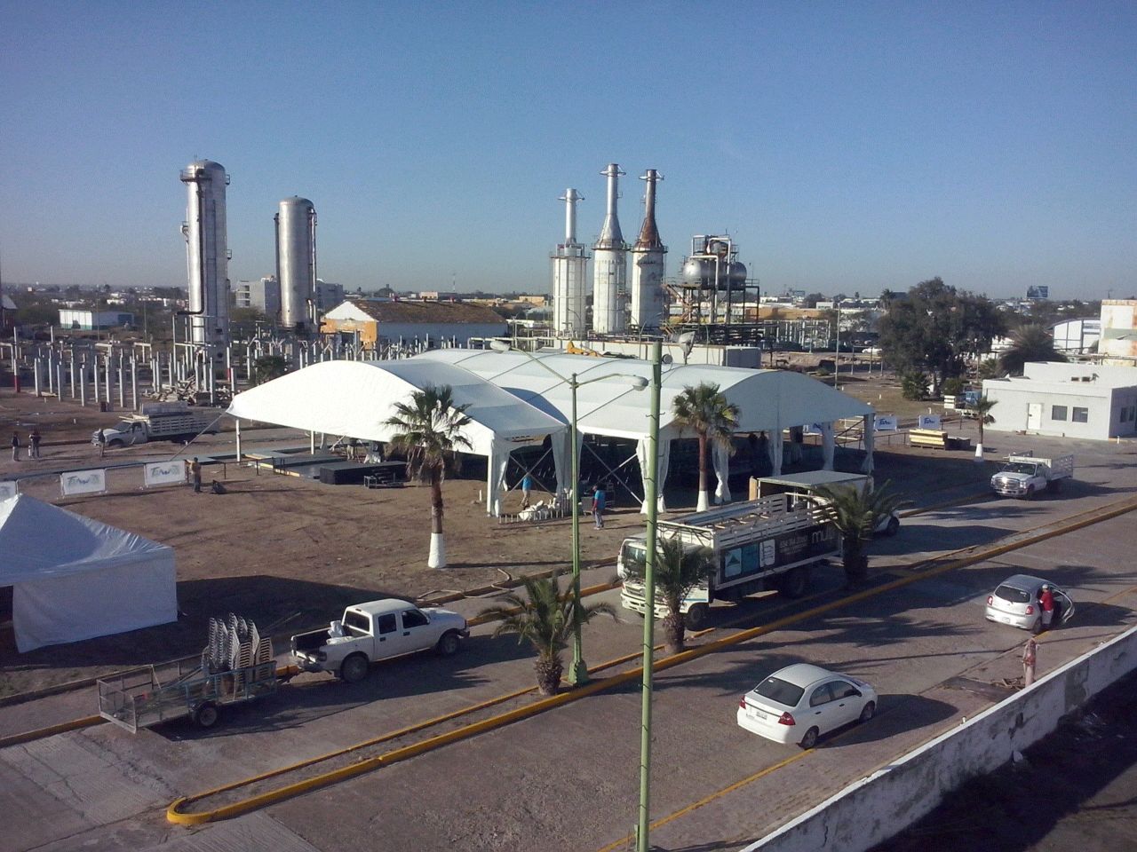 Carpa Liri montada frente a planta industrial