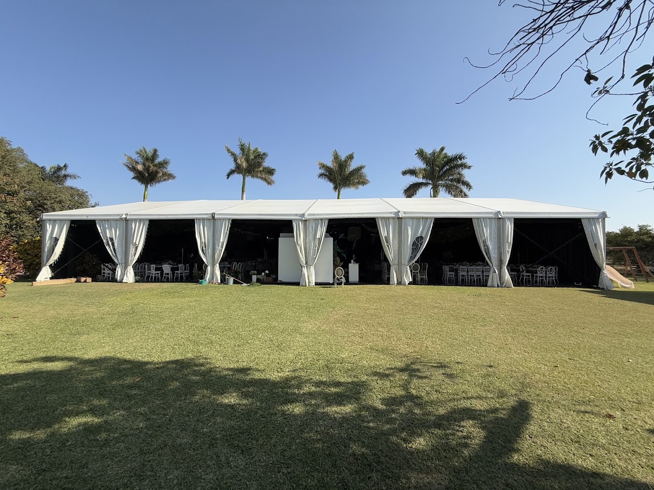 Carpa Liri estructural blanca con cortinaje para banquete