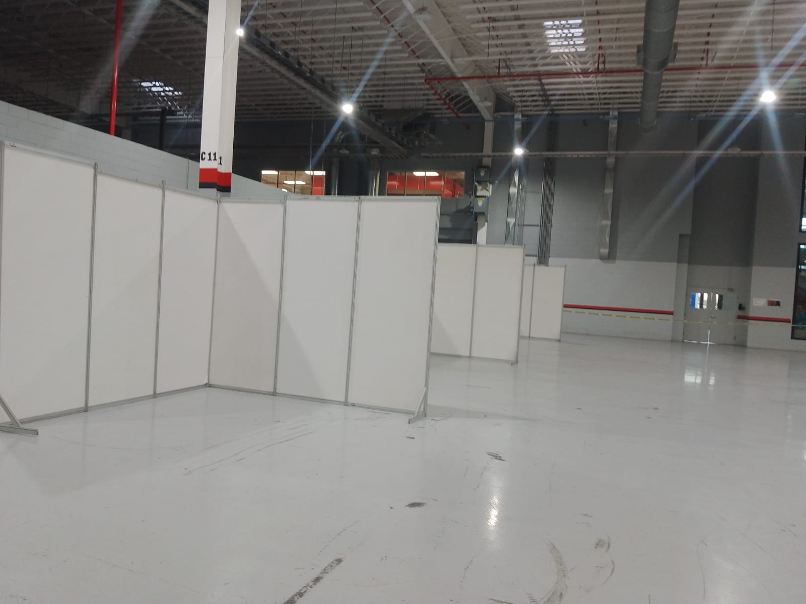 Divisiones modulares en nave industrial