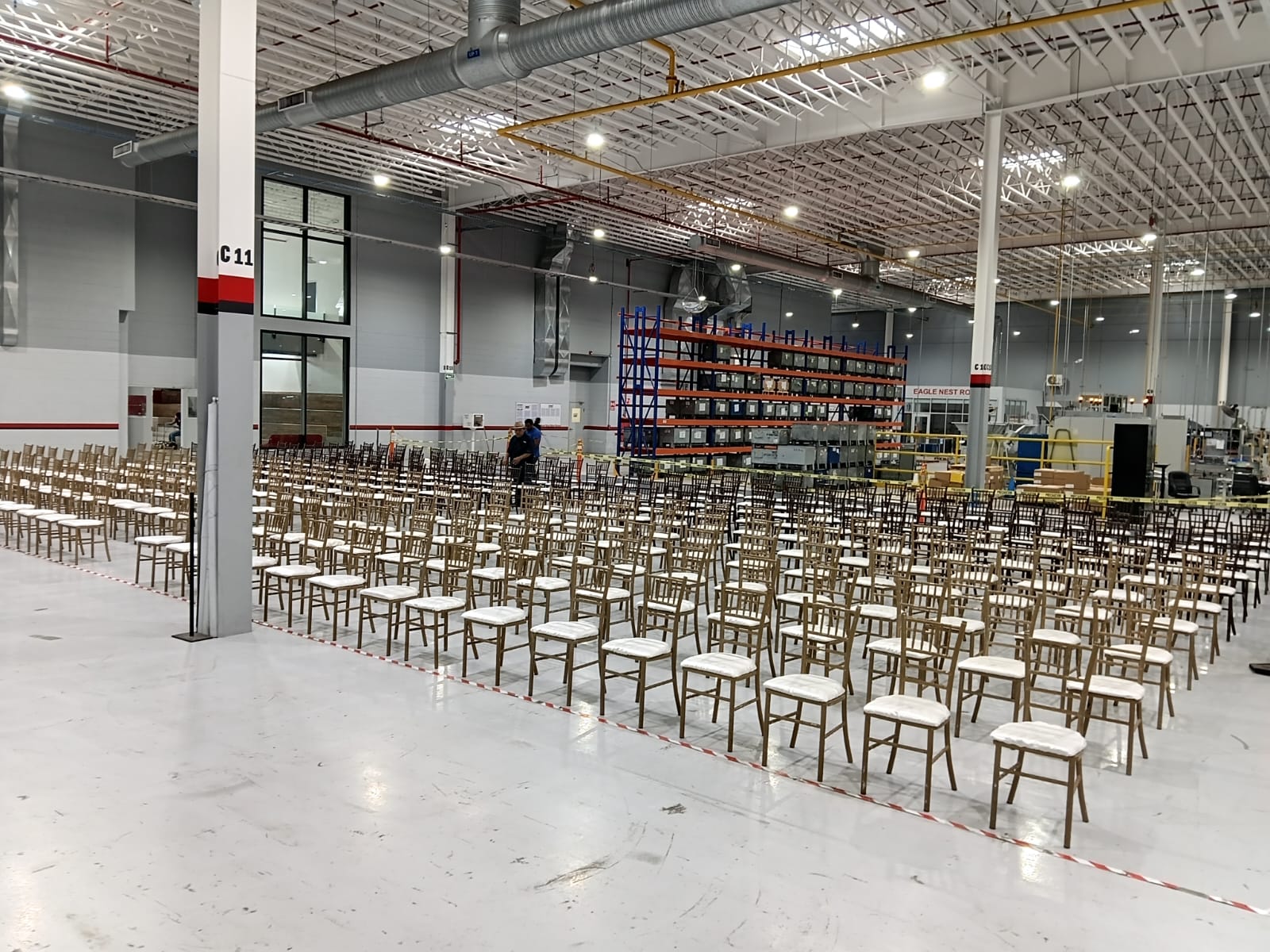 Sala de banquete con sillas chiavari