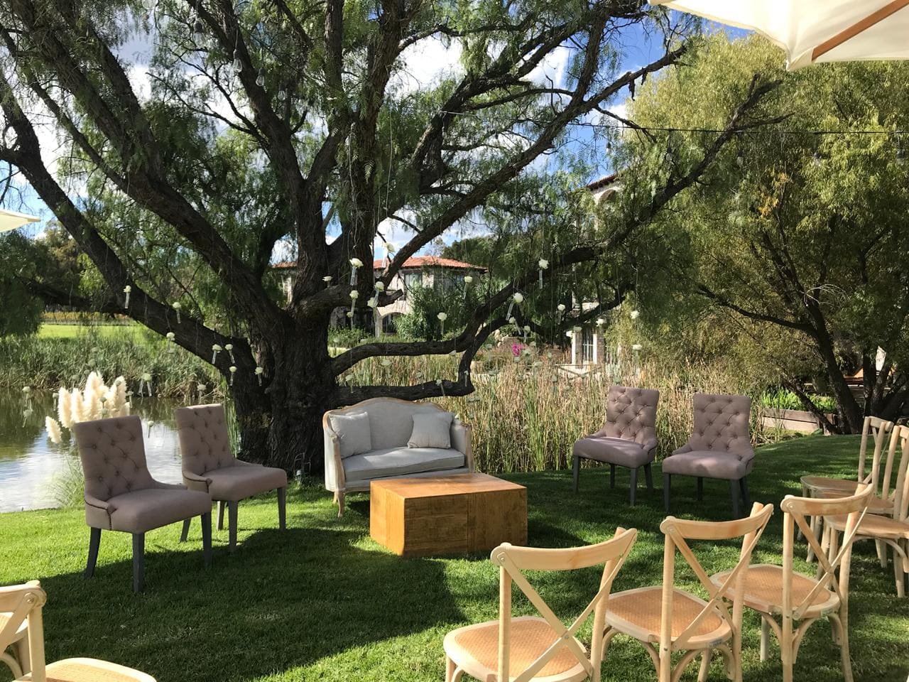Sala VIP lounge con mobiliario en jardín
