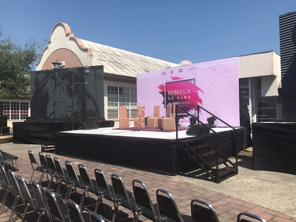 Tarima escenario con backdrop y graderío